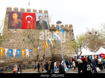 Recep Tayyip Erdoğan campagne présidentielle avant les élections . Erdogan à côté des portraits de bannière Ataturk, kayseri centre de la Turquie Banque D'Images