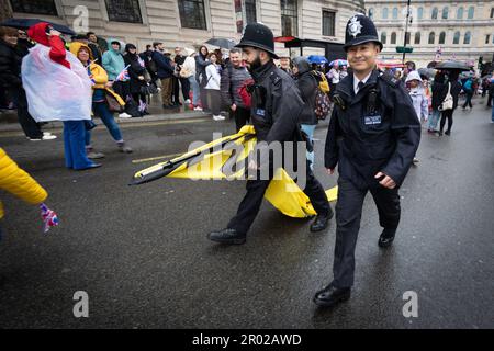 Paris, France. 06th mai 2023. La police se déplace et retire les bannières de la manifestation. Groupe anti-monarchiste la République a manifesté pendant le couronnement du roi Charles III La manifestation pas mon Roi s'est déroulée malgré l'émission par le Home Office d'avertissements concernant ses nouveaux pouvoirs en ce qui concerne le projet de loi (police, crime, sentence et tribunaux Act 2022) adopté l'année dernière. Crédit : SOPA Images Limited/Alamy Live News Banque D'Images