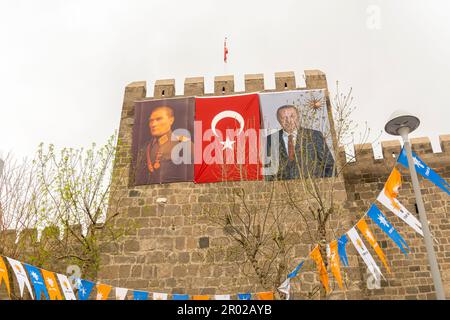 Recep Tayyip Erdoğan campagne présidentielle avant les élections . Erdogan à côté des portraits de bannière Ataturk, kayseri centre de la Turquie Banque D'Images