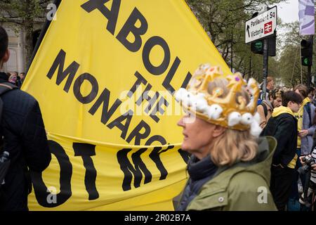 En tant que royaliste présente une image de Diana, princesse de Galles, des membres du groupe anti-monarchiste 'Republic' protestent à Trafalgar Square le jour du couronnement du roi Charles III, le 6th mai 2023, à Londres, en Angleterre. Selon la police met, ils ont été retenus pour violation de la paix, conspiration pour causer des nuisances publiques et possessing d'articles pour causer des dommages criminels. Banque D'Images