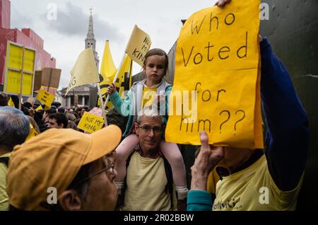 6 mai 2023, Londres, Royaume-Uni. Une manifestation a eu lieu à Trafalgar Square, à Londres, pour marquer le couronnement de Charles III (Tennessee Jones - Alamy Live News) Banque D'Images