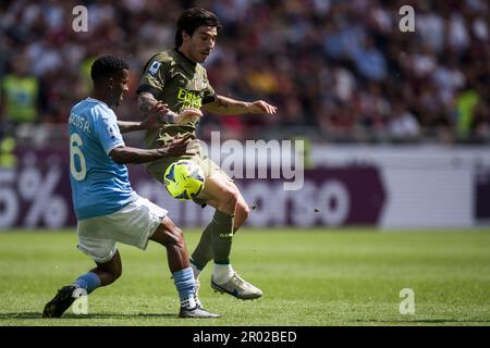 Milan, Italie. 6 mai 2023. Sandro Tonali d'AC Milan concurrence pour le ballon avec Marcos Antonio de SS Lazio pendant la série Un match de football entre AC Milan et SS Lazio. Credit: Nicolò Campo/Alay Live News Banque D'Images