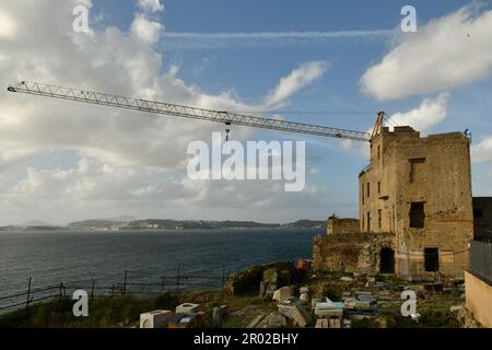 Un ancien bâtiment en reconstruction dans la vieille ville de Pozzuoli, dans la province de Naples, en Italie. Banque D'Images