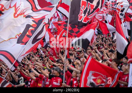 Saitama. 6th mai 2023. Les fans applaudissent avant la finale 2nd jambe de la Ligue des champions de l'AFC 2022 entre Urawa Reds et Al Hilal au stade Saitama 2002 à Saitama, Japon sur 6 mai 2023. Credit: Zhang Xiaoyu/Xinhua/Alay Live News Banque D'Images