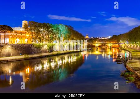 Vue du pont des Anges au Ponte Umberto I sur le Tibre dans la lumière du soir, Rome, Lazio, Italie Banque D'Images