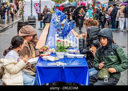 Londres, Royaume-Uni. 06th mai 2023. Les tables de pique-nique ne sont occupées que par les endurcis un après-midi humide - Une fête de rue soutenue par Cadogan Estates est tenue par temps pluvieux sur Kings Road. Le couronnement du roi Charles III sur 6 mai. Crédit : Guy Bell/Alay Live News Banque D'Images