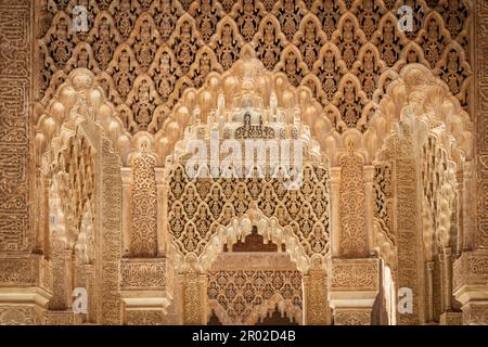 Décorations moresques du palais royal islamique de l'Alhambra, Grenade, Espagne. 16th siècle Banque D'Images