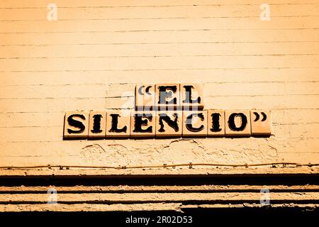 Séville, Espagne. Plaque routière El Silencio (le silence) Banque D'Images