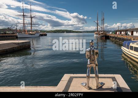Sculpture de plongeur, plongeur sportif Dykkaren par Ola Enstad, promenade piétonne à Aker Brygge, fjord d'Oslo, Oslo, Norvège Banque D'Images
