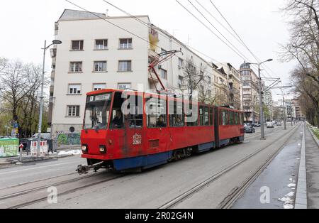 5 avril 2023 Belgrade, Serbie : un vieux tramway rouge longe les voies de la rue Banque D'Images