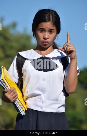 Jeune fille étudiante de Filipina ayant une idée portant l'uniforme d'école Banque D'Images