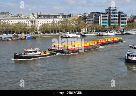 Cory TUG Resource (MMSI: 235078638) remorquages de barges de conteneurs en amont sur la Tamise, Londres, Angleterre, Royaume-Uni Banque D'Images