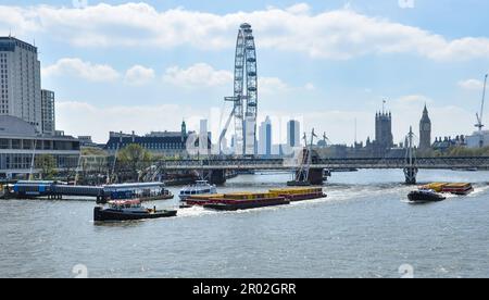 Cory remords Resource et de récupérer des barges de remorquage de conteneurs de déchets en aval sur la Tamise, Londres, Angleterre, Royaume-Uni Banque D'Images