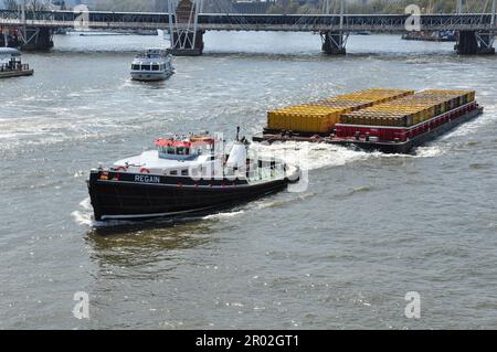 Cory TUG Regagne (IMO: 9167992 - MMSI: 235053647) remorquages de barges de conteneurs de déchets en aval sur la Tamise, Londres, Angleterre, Royaume-Uni Banque D'Images