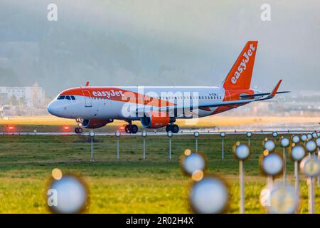 Avion sur le tarmac, éclairage d'aérodrome, easyJet, Airbus A320-200, aéroport de Kranebitten, Innsbruck, Tyrol, Autriche Banque D'Images