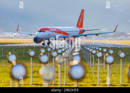 Avion sur le tarmac, éclairage d'aérodrome, easyJet, Airbus A320-200, aéroport de Kranebitten, Innsbruck, Tyrol, Autriche Banque D'Images