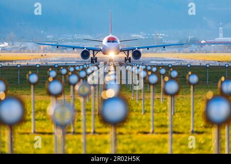 Avion sur le tarmac, éclairage d'aérodrome, easyJet, Airbus A320-200, aéroport de Kranebitten, Innsbruck, Tyrol, Autriche Banque D'Images