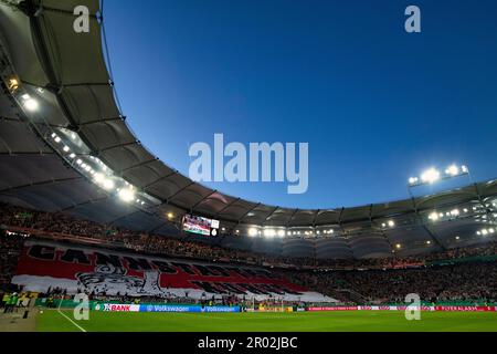 Chorégraphie Cannstatter Kurve, fan block, présentation Mercedes-Benz Arena, Blue hour, Stuttgart, Bade-Wurtemberg, Allemagne Banque D'Images