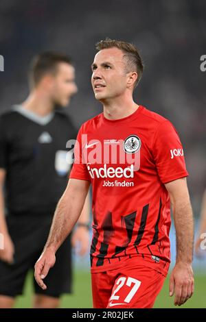 Mario Goetze Eintracht Frankfurt SGE, derrière lui arbitre Daniel Schlager, Mercedes-Benz Arena, Stuttgart, Baden-Wuerttemberg, Allemagne Banque D'Images