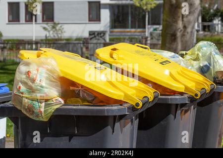 Bacs jaunes remplis de sacs jaunes pour déchets plastiques avec couvercle, séparation des déchets, poubelles, Allemagne Banque D'Images