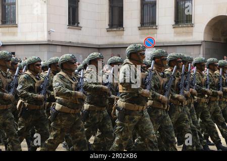 (230506) --SOFIA, 6 mai 2023 (Xinhua) -- les représentants du Commandement des opérations spéciales interarmées défilent lors d'un défilé militaire à Sofia, en Bulgarie, au 6 mai 2023. Un défilé militaire a eu lieu samedi à Sofia, marquant la Journée des forces armées bulgares. (Xinhua/Lin Hao) Banque D'Images