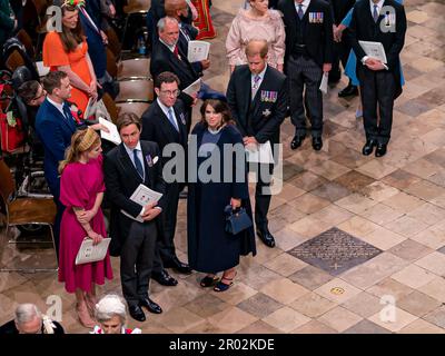 (De gauche à droite) la princesse Beatrice, Edoardo Mapelli Mozzi, Jack Brooksbank, la princesse Eugénie et le duc de Sussex quittent l'abbaye de Westminster dans le centre de Londres, après la cérémonie du couronnement du roi Charles III. Date de la photo: Samedi 6 mai 2023. Banque D'Images