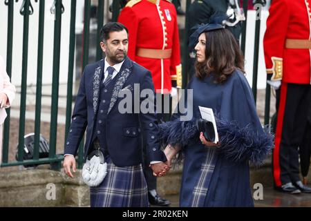 Londres, Royaume-Uni. 06th mai 2023. Le premier ministre d'Écosse, Humza Yousaf, et sa femme, Nadia El Nakla, quittent Westminster après la cérémonie du couronnement dans le centre de Londres, au Royaume-Uni, sur 6 mai 2023. Photo de Raphael Lafargue/ABACAPRESS.COM crédit: Abaca Press/Alay Live News Banque D'Images