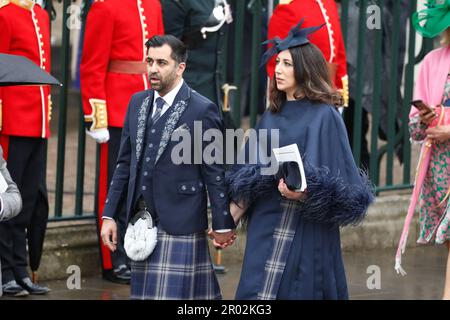 Londres, Royaume-Uni. 06th mai 2023. Le premier ministre d'Écosse, Humza Yousaf, et sa femme, Nadia El Nakla, quittent Westminster après la cérémonie du couronnement dans le centre de Londres, au Royaume-Uni, sur 6 mai 2023. Photo de Raphael Lafargue/ABACAPRESS.COM crédit: Abaca Press/Alay Live News Banque D'Images