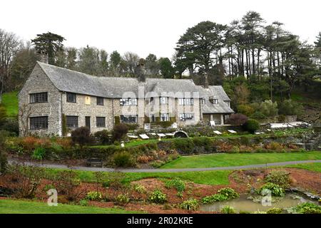 Coleton Fishacre, Kingjure, Dartmouth, Devon, Angleterre, ROYAUME-UNI. -vue paysage de l'extérieur de la maison. Banque D'Images