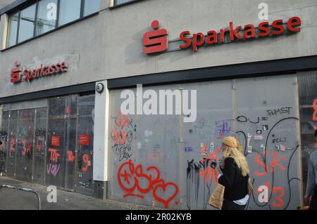 Berlin, Allemagne - 1 mai 2023 - à bord d'une Sparkasse, succursale de la caisse d'épargne, dans la Skalitzer Strasse de Kreuzberg. (Photo de Markku Rainer Peltonen) Banque D'Images