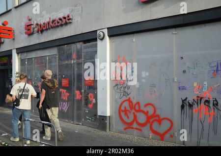 Berlin, Allemagne - 1 mai 2023 - à bord d'une Sparkasse, succursale de la caisse d'épargne, dans la Skalitzer Strasse de Kreuzberg. (Photo de Markku Rainer Peltonen) Banque D'Images