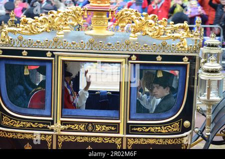 Londres, Royaume-Uni. 06th mai 2023. James Alexander Mountbatten-Windsor (r), comte de Wessex, se déplace avec sa famille dans une calèche en procession jusqu'au palais de Buckingham après la cérémonie du couronnement. De nombreux invités ont assisté au couronnement du roi Charles III Credit: Christoph Meyer/dpa/Alay Live News Banque D'Images