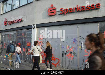 Berlin, Allemagne - 1 mai 2023 - à bord d'une Sparkasse, succursale de la caisse d'épargne, dans la Skalitzer Strasse de Kreuzberg. (Photo de Markku Rainer Peltonen) Banque D'Images