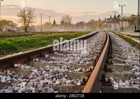 De nouveaux rails de chemin de fer sur traverses à une gare ferroviaire de fret Banque D'Images