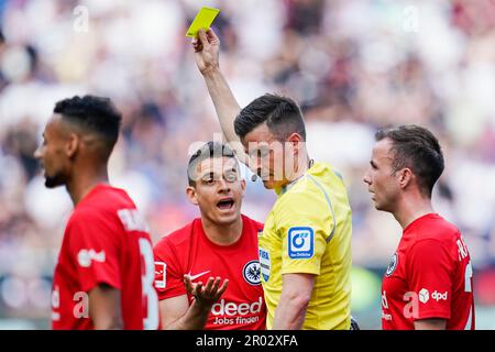 Sinsheim, Allemagne. 06th mai 2023. Football: Bundesliga, TSG 1899 Hoffenheim - Eintracht Frankfurt, Matchday 31, PreZero Arena. L'arbitre Harm Osmers montre Rafael Santos Borré de Francfort (l) la carte jaune. Crédit : Uwe Anspach/dpa - REMARQUE IMPORTANTE : Conformément aux exigences de la DFL Deutsche Fußball Liga et de la DFB Deutscher Fußball-Bund, il est interdit d'utiliser ou d'avoir utilisé des photos prises dans le stade et/ou du match sous forme de séquences et/ou de séries de photos de type vidéo./dpa/Alay Live News Banque D'Images