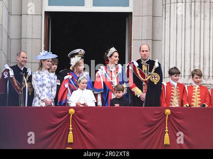 Londres, Royaume-Uni. 06th mai 2023. Londres, Royaume-Uni. 6 mai 2023 le prince de Galles, la princesse de Galles, le prince Louis, la princesse Charlotte, le prince George, Sophie, comtesse de Wessex, Prince Edward, duc d'Édimbourg, Lady Louise Mountbatten-Windsor James Mountbatten-Windsor, comte de Wessex, princesse Anne, la princesse royale apparaissent sur le balcon du Palais de Buckingham pendant le couronnement du roi Charles. Crédit : Doug Peters/Alamy Live News Banque D'Images