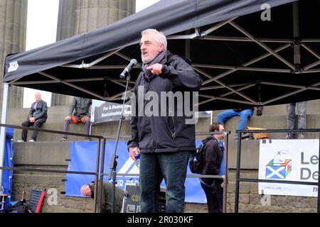 Édimbourg, Écosse, Royaume-Uni. 6th mai 2023. Un rassemblement sur Calton Hill pour coïncider avec le couronnement du roi Charles III, organisé par notre République et appelant à l'abolition de la monarchie. Une liste d'orateurs inclut le député actuel du SNP Tommy Sheppard vu ici parlant au microphone et s'adressant à la foule. Crédit : Craig Brown/Alay Live News Banque D'Images