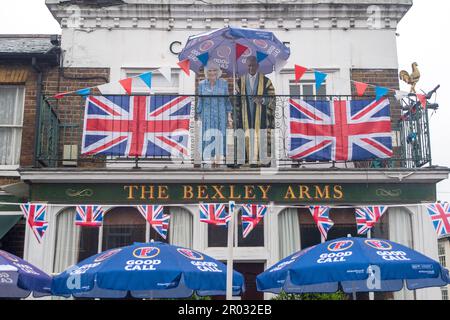 Windsor, Berkshire, Royaume-Uni. 6th mai 2023. Le Roi et la Reine ont fait une apparition sur le balcon au pub The Bexley Arms le jour de la Coronation. Crédit : Maureen McLean/Alay Live News Banque D'Images