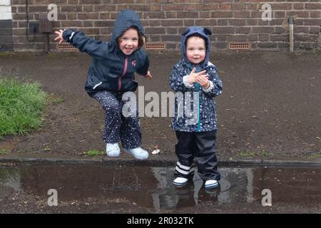 Windsor, Berkshire, Royaume-Uni. 6th mai 2023. Amusez-vous dans les flaques pour deux petits au Bexley Street Coronation Party. Crédit : Maureen McLean/Alay Live News Banque D'Images