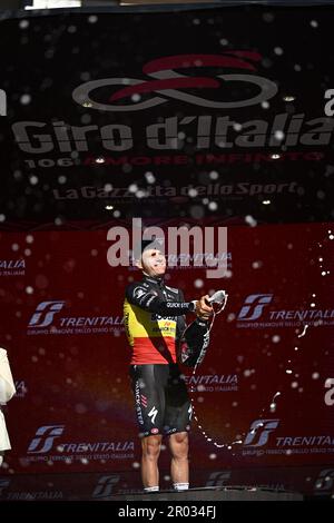 Ortona, Italie. 06th mai 2023. Belge Remco Evenepoel de Soudal Quick-Step célèbre sur le podium après avoir remporté la première étape de la course cycliste Giro d'Italia 2023, un essai individuel de temps de Fossacesia Marina à Ortona (19, 6 km), en Italie, samedi 06 mai 2023. Le Giro 2023 a lieu du 06 au 28 mai 2023. BELGA PHOTO JASPER JACOBS crédit: Belga News Agency/Alay Live News Banque D'Images