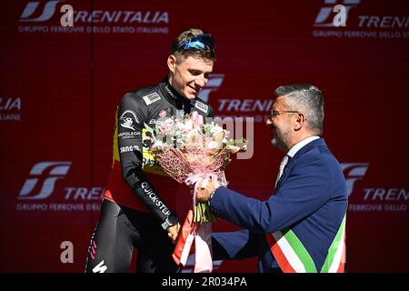 Ortona, Italie. 06th mai 2023. Belge Remco Evenepoel de Soudal Quick-Step célèbre sur le podium après avoir remporté la première étape de la course cycliste Giro d'Italia 2023, un essai individuel de temps de Fossacesia Marina à Ortona (19, 6 km), en Italie, samedi 06 mai 2023. Le Giro 2023 a lieu du 06 au 28 mai 2023. BELGA PHOTO JASPER JACOBS crédit: Belga News Agency/Alay Live News Banque D'Images