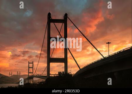 Le grand pont suspendu Tsing Ma traverse la mer avec un ciel coloré au coucher du soleil à Hong Kong Banque D'Images