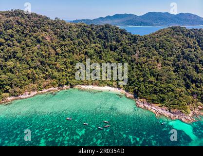 Vue aérienne de la magnifique île de Koh lipe avec mer tropicale, bateau de pêche et station balnéaire sur la plage en vacances d'été à Satun, Thaïlande Banque D'Images