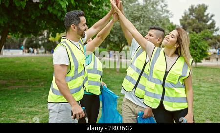 Groupe de personnes bénévoles élevé cinq avec les mains au parc Banque D'Images