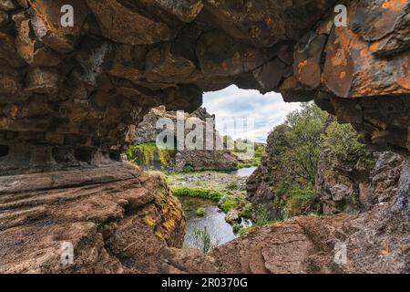 Tunnel de l'arche entrée naturelle de la grotte et vue sur la forêt Banque D'Images