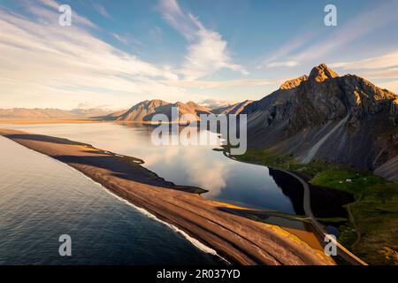 Vue aérienne du magnifique lever du soleil sur la chaîne de montagnes volcaniques en milieu rural près de l'océan de la péninsule en été en Islande Banque D'Images