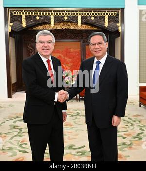 (230506) -- BEIJING, 6 mai 2023 (Xinhua) -- le Premier ministre chinois Li Qiang rencontre le président en visite du Comité International Olympique (CIO) Thomas Bach à Pékin, capitale de la Chine, 6 mai 2023. (Xinhua/Rao Aimin) Banque D'Images