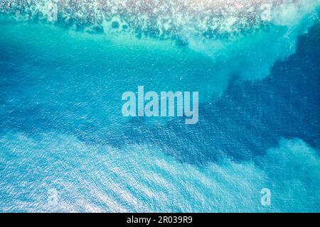Vue de dessus de magnifique bleu cristal et mer turquoise par la côte dans l'île tropicale en été Banque D'Images