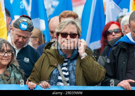 Glasgow, Écosse, Royaume-Uni. 6th mai 2023. Joanna Cherry MP rejoint Scottish Independence Supporters pour marcher du parc Kelvingrove à travers le centre-ville pour un rallye à Glasgow Green. L'événement a été organisé par le groupe tous sous une bannière. Credit: SKULLY/Alay Live News Banque D'Images