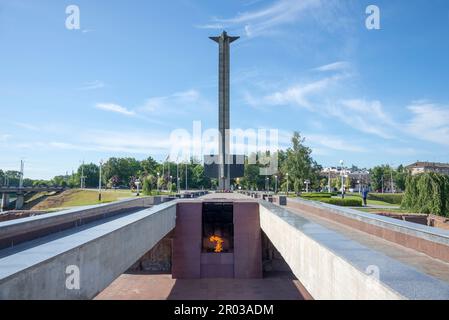 TVER, RUSSIE - 15 JUILLET 2022 : Obélisque de la victoire et flamme éternelle. Tver, Russie Banque D'Images